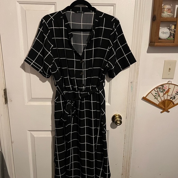 BloomChic Black and White Midi Sundress with Flutter Sleeves - Picture 1 of 4